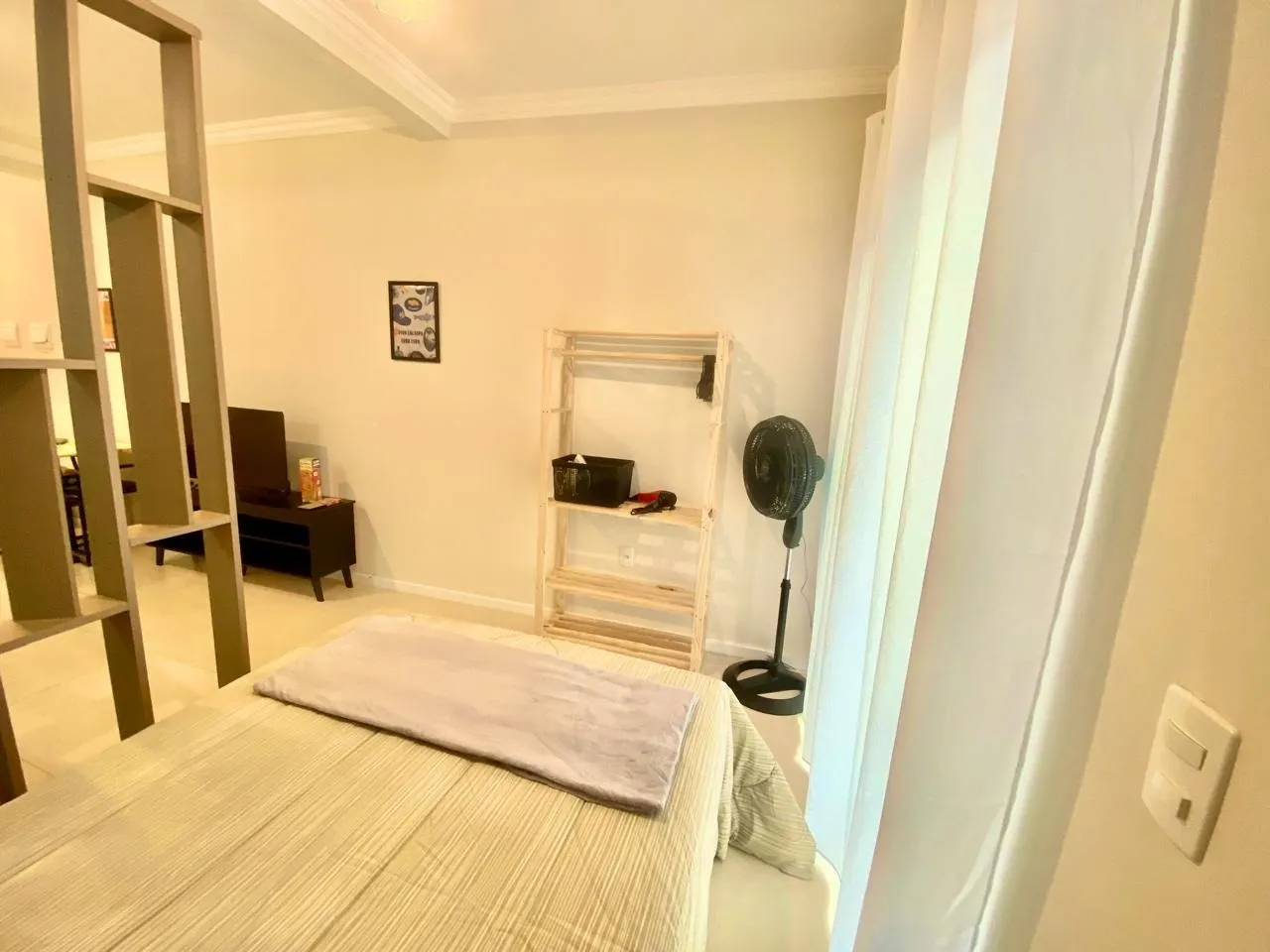 Furnished 1-bedroom apartment with open-plan kitchen — photo 26