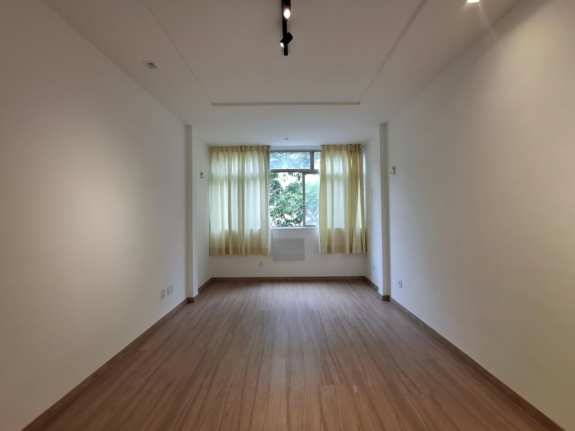 One-bedroom apartment with wood or laminate floors — photo 5