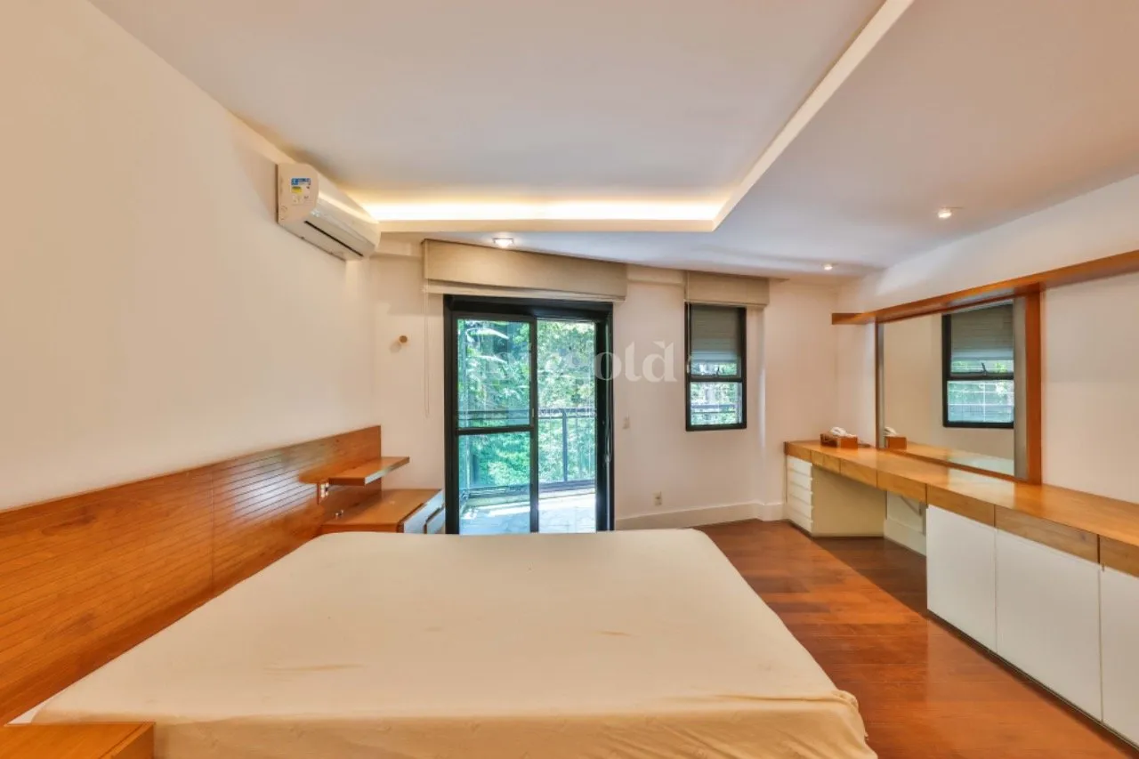 Floor-to-ceiling windows in a 2-bedroom apartment, 230 m² — photo 12