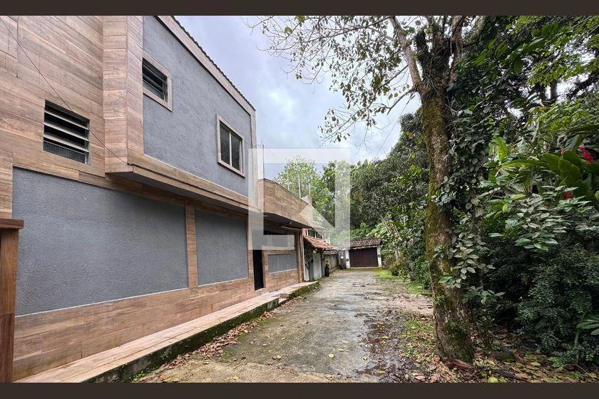 Balcony with a grill in a 2-bedroom house, 165 m² — photo 24