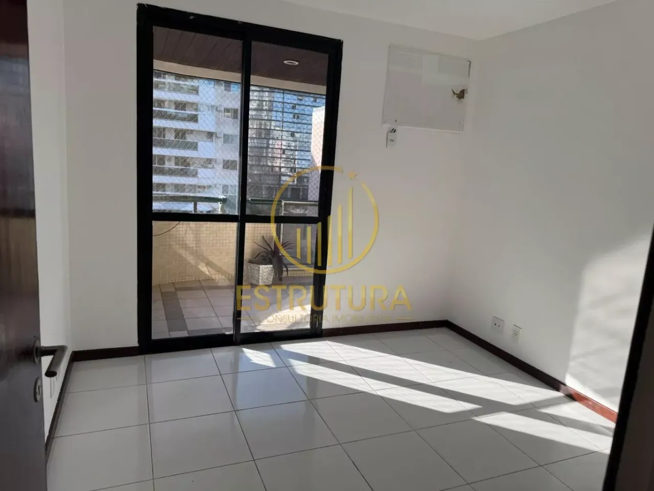 4-bedroom apartment with enclosed glass balcony — photo 5