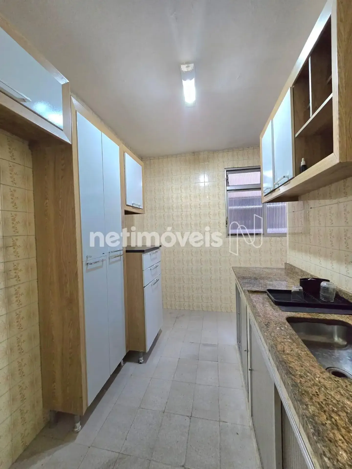 3-bedroom apartment with wood or laminate floors — photo 4