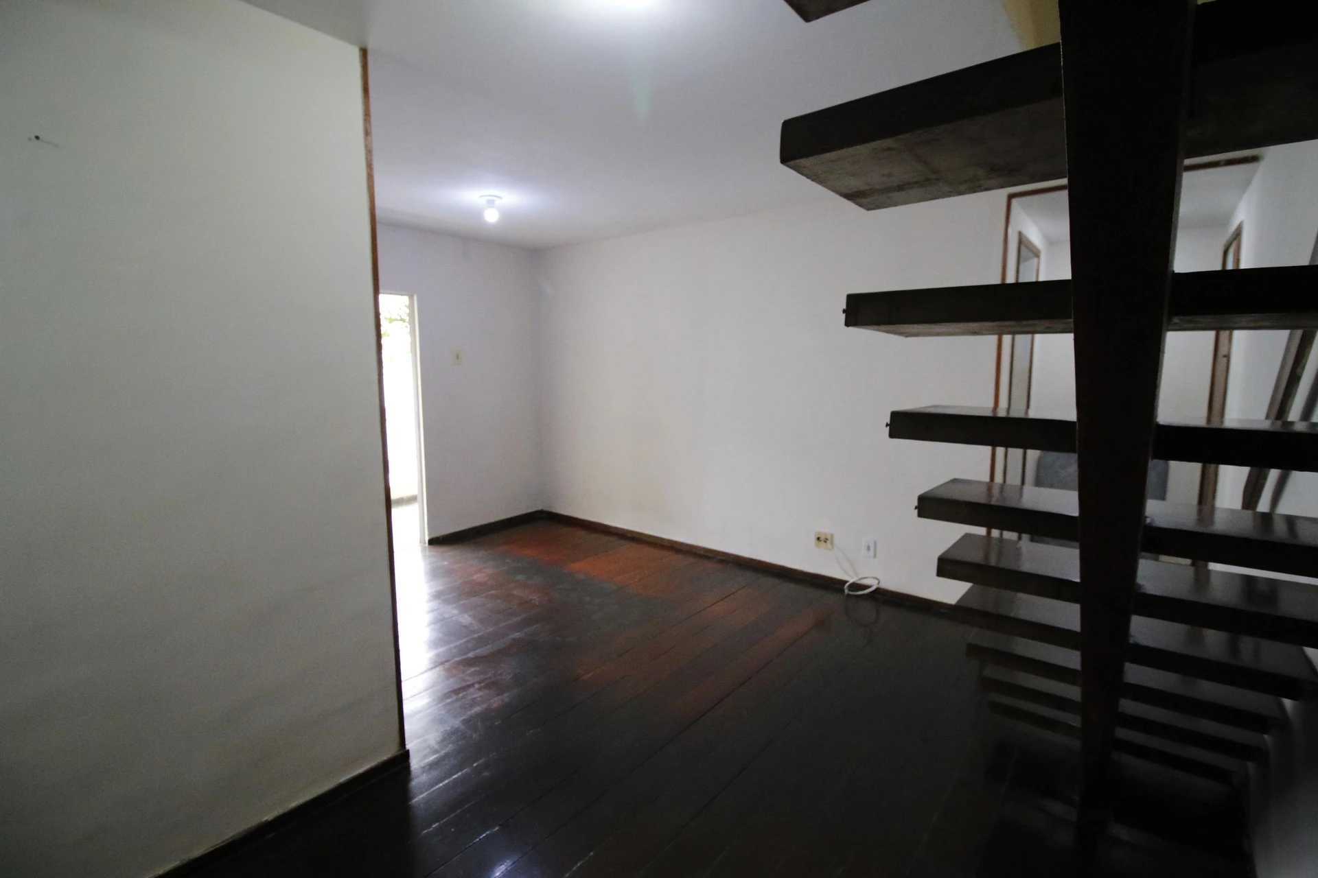 Balcony with a grill in a 3-bedroom apartment, 128 m² — photo 23
