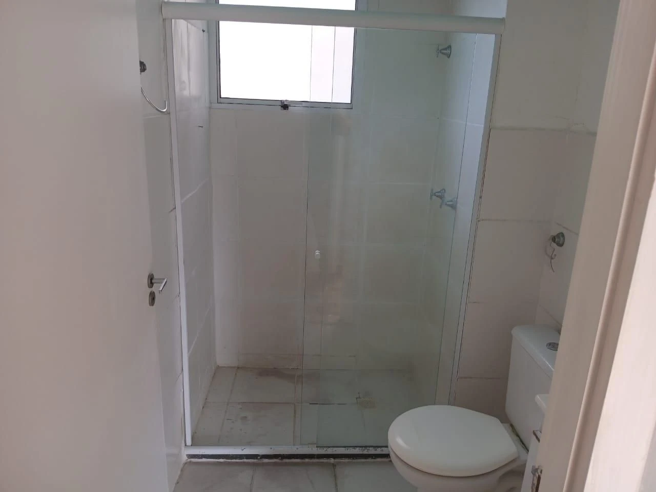 Apartamento sem mobília com box de vidro no banheiro — photo 6