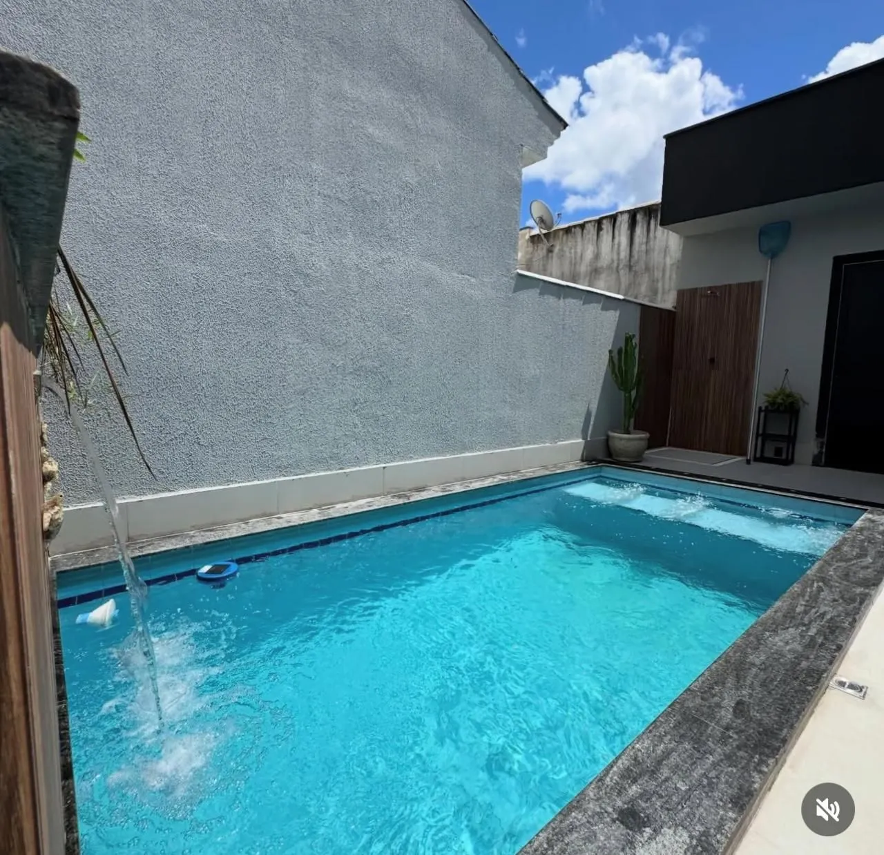 Balcony with a grill in a 3-bedroom house, 250 m² — photo 11