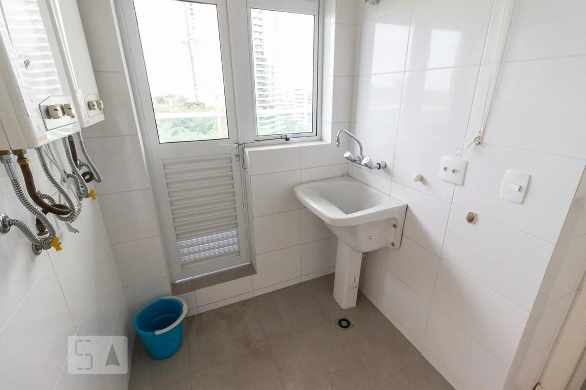 Bathtub in a 4-bedroom apartment, 255 m² — photo 56