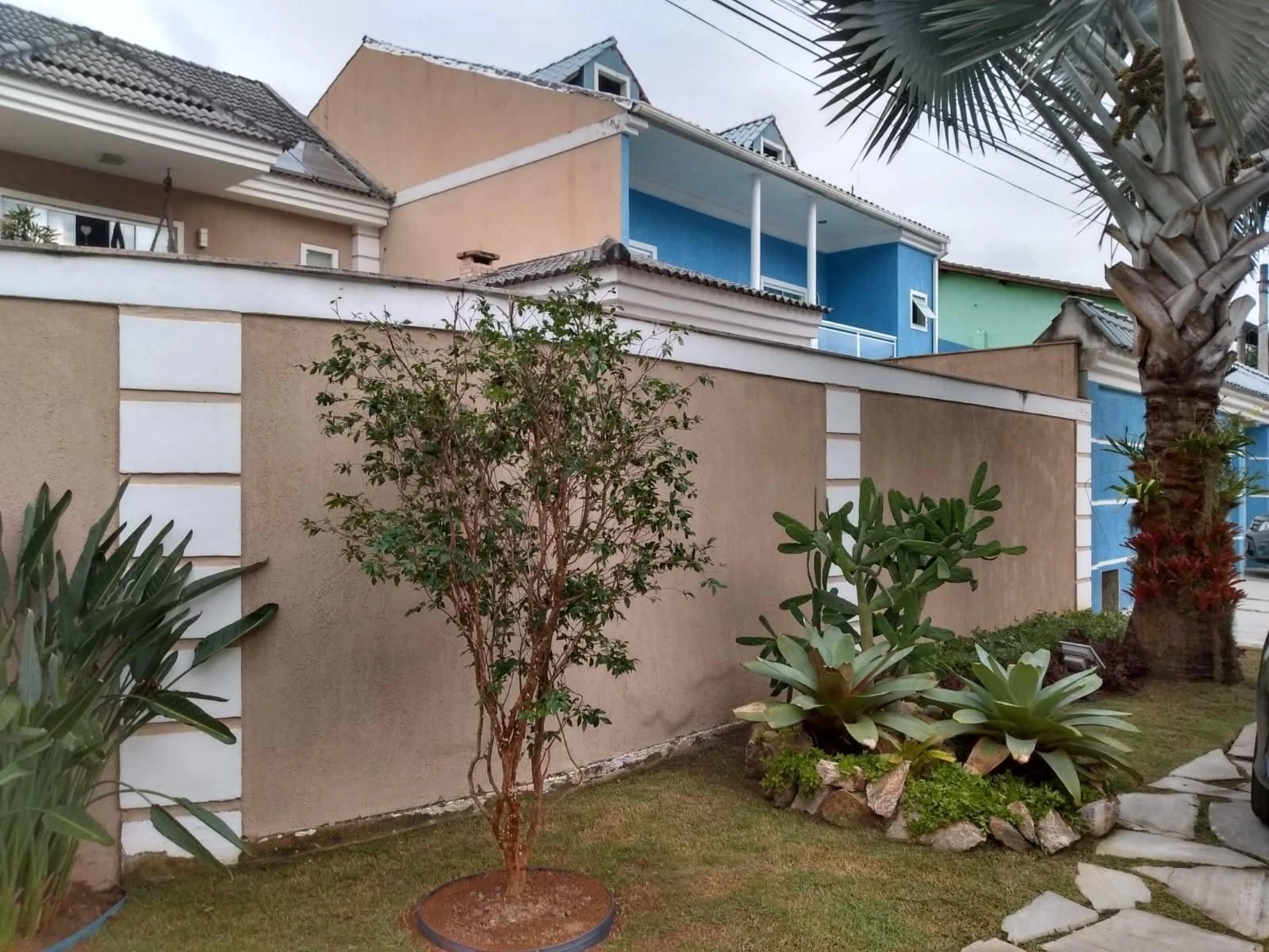 House, 350 m², with a glass-enclosed balcony — photo 4