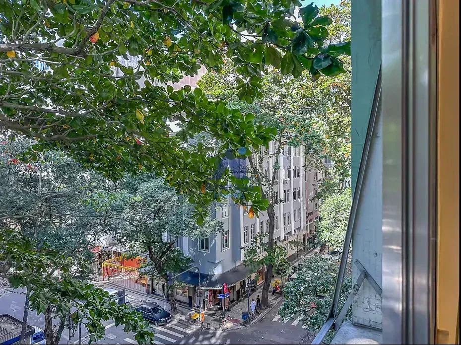 Furnished 1-bedroom apartment with floor-to-ceiling windows — photo 38