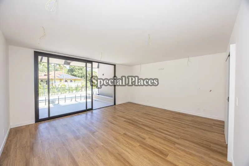 Unfurnished house with 5 bedrooms and an open-plan kitchen — photo 22