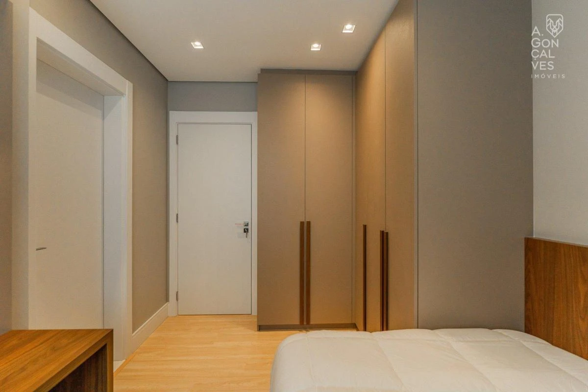 Furnished apartment, 139 m², with a glass-enclosed balcony — photo 20