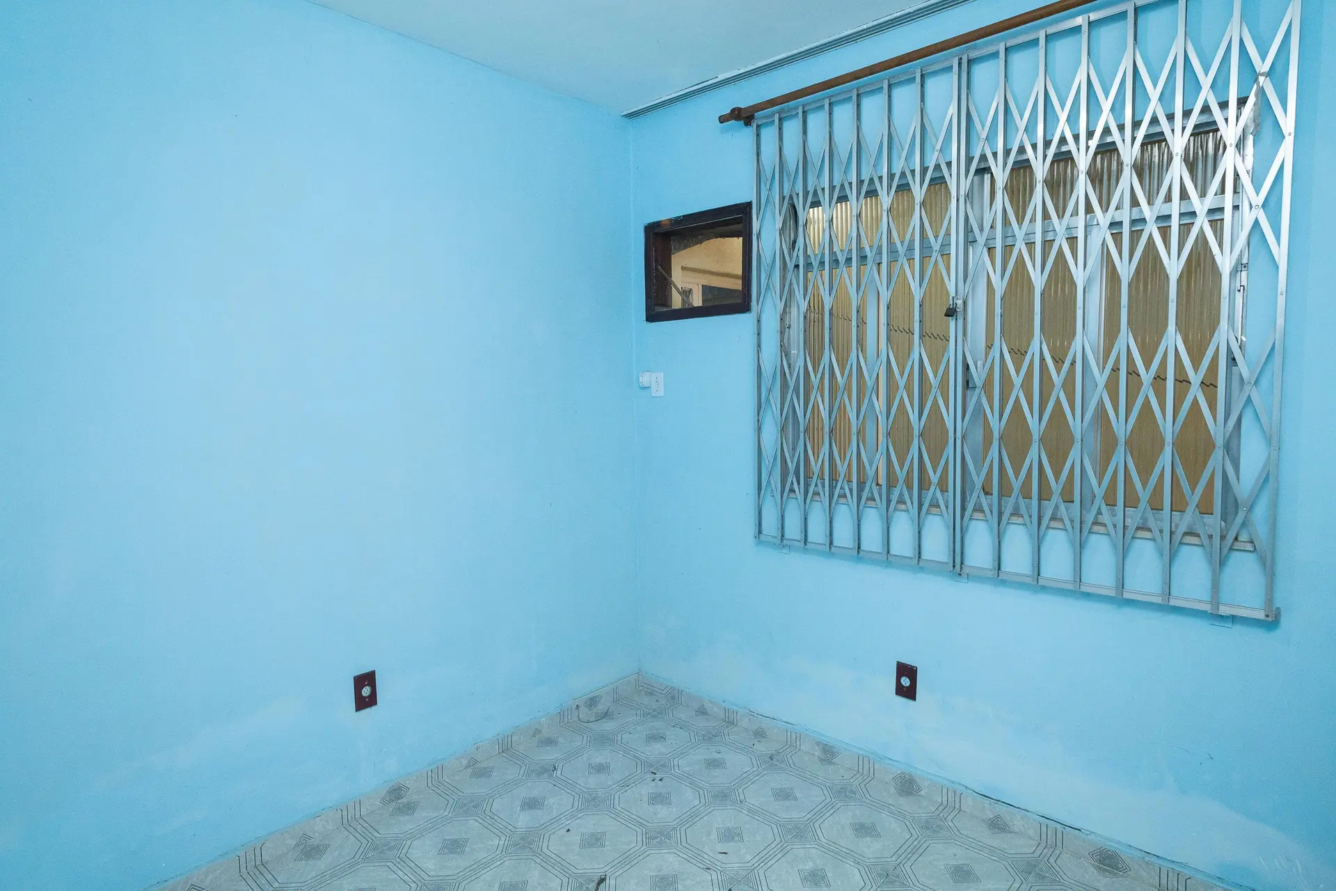 House with 3 bedrooms, 1 en-suite, and private yard — photo 7