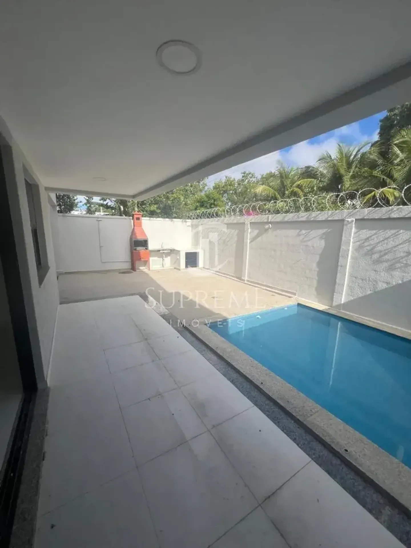 3-bedroom house with a grill on the balcony