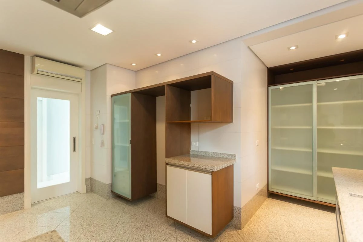 Glass-enclosed balcony in a 3-bedroom apartment, 297 m² — photo 34