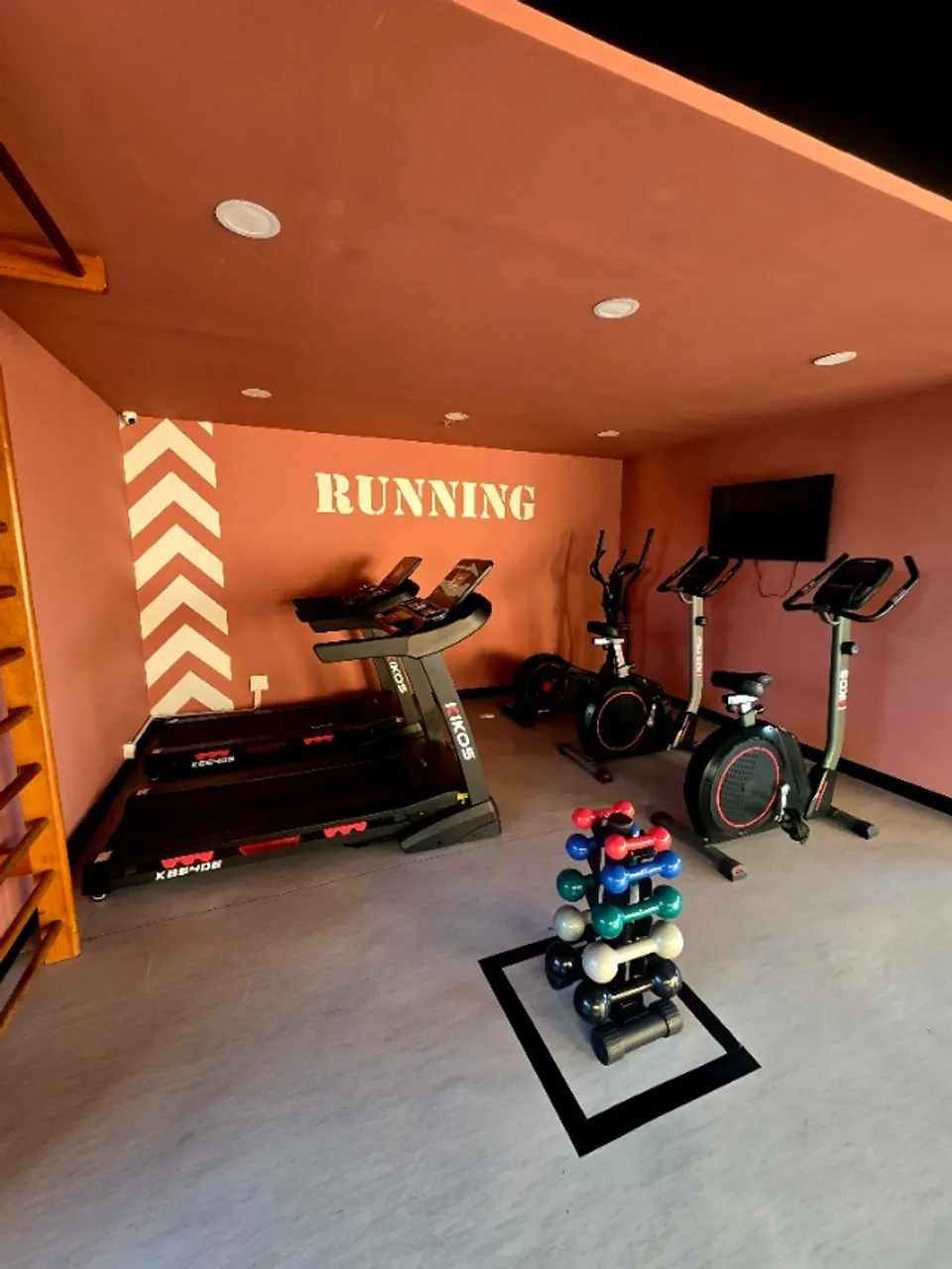 One-bedroom apartment in a building with a gym — photo 10
