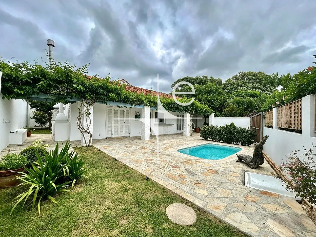 Water view in a 3-bedroom house, 220 m²