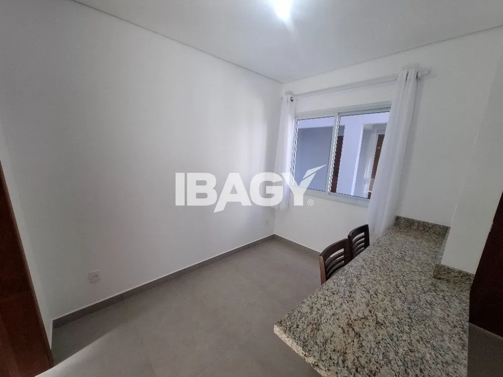 1-bedroom apartment with compact gas kitchenette — photo 4