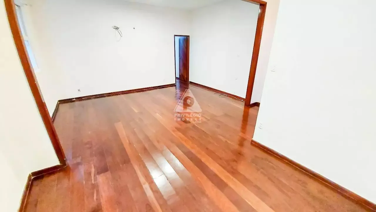 2-bedroom apartment with a walk-in closet — photo 6