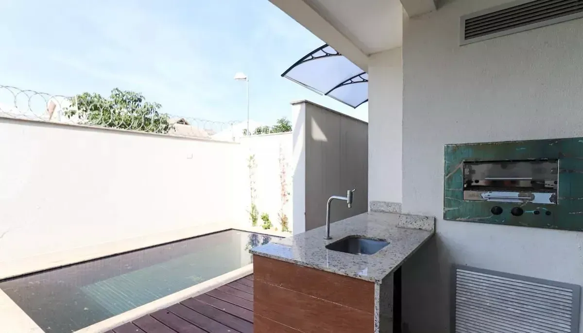 Private pool in a 4-bedroom house, 220 m² — photo 7