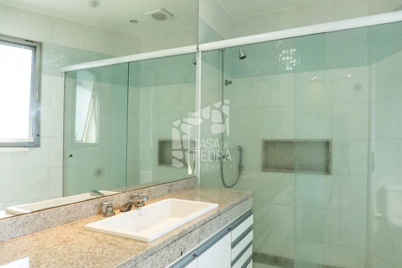 4-bedroom apartment with enclosed glass balcony — photo 59
