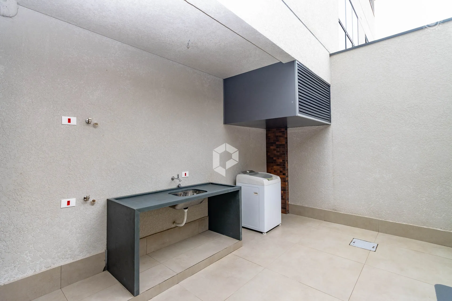 Furnished 1-bedroom apartment with a compact kitchen — photo 25