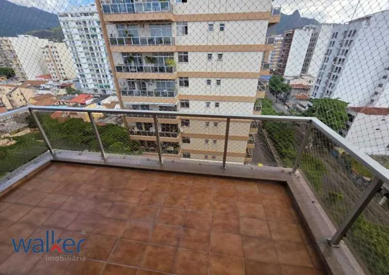 Balcony with a grill in a 3-bedroom apartment, 120 m² — photo 10