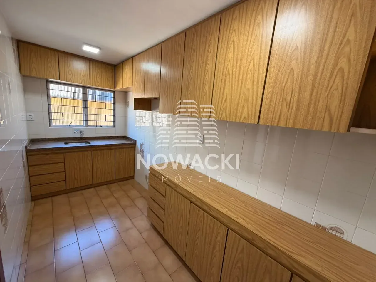 Casa sem mobília com 4 quartos e 5 banheiros