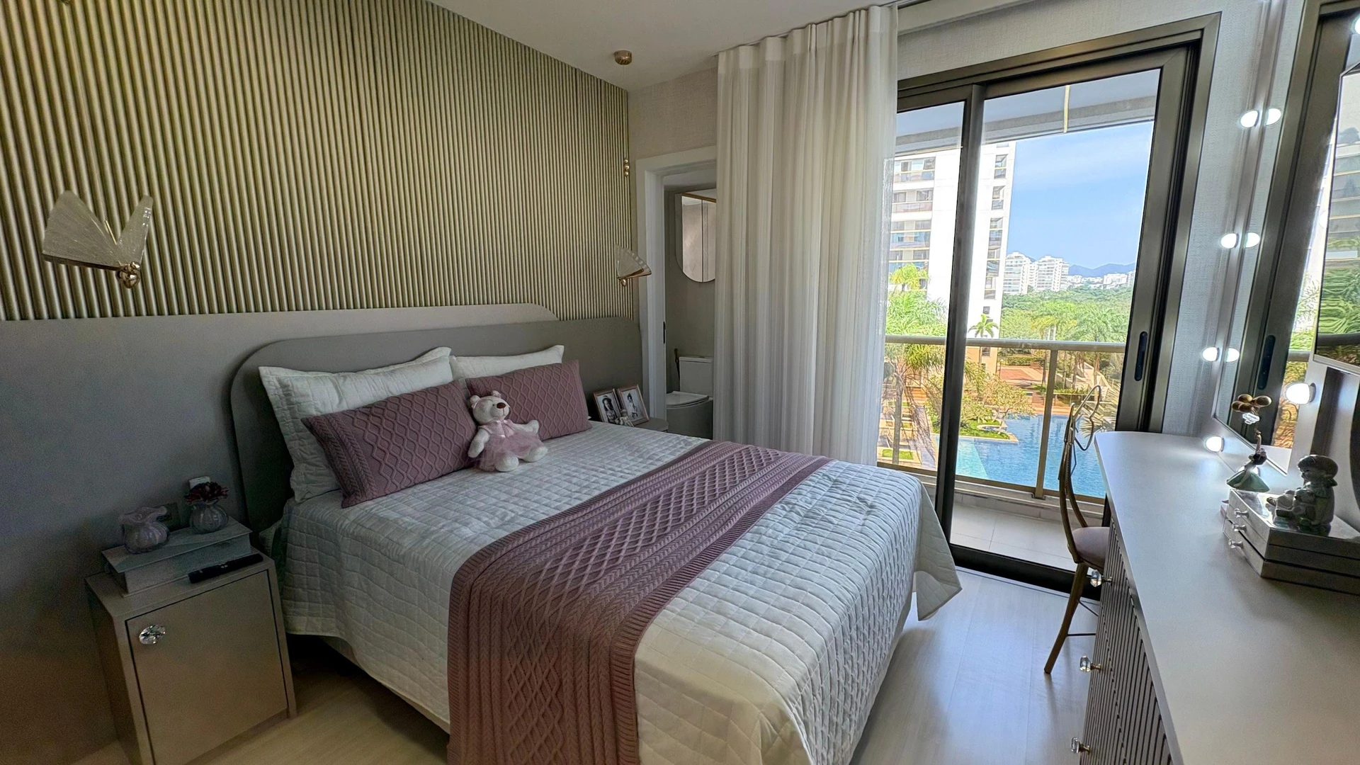 Jacuzzi in a 5-bedroom apartment, 217 m² — photo 76