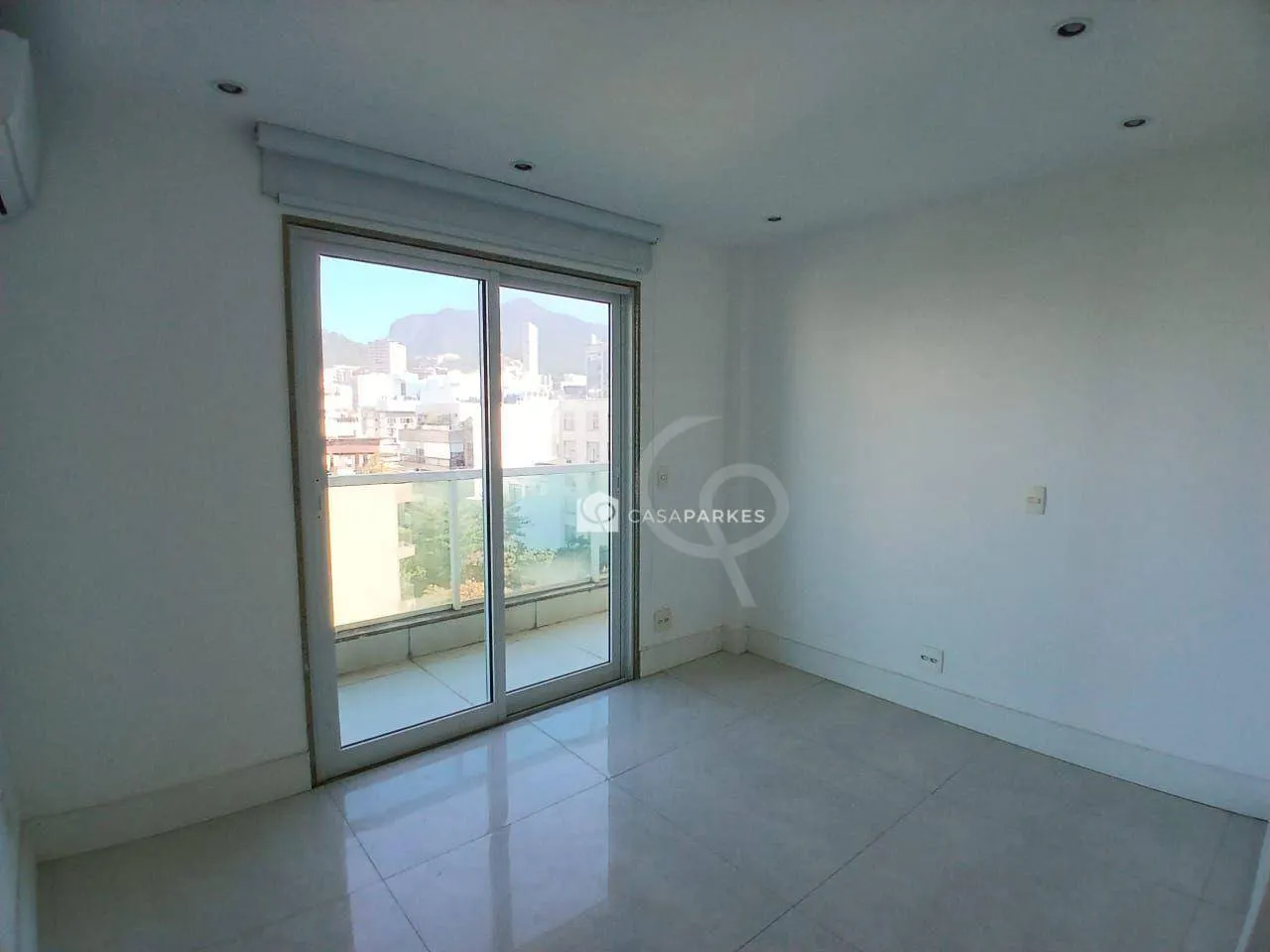Penthouse with 3 bedrooms and 4 bathrooms — photo 25
