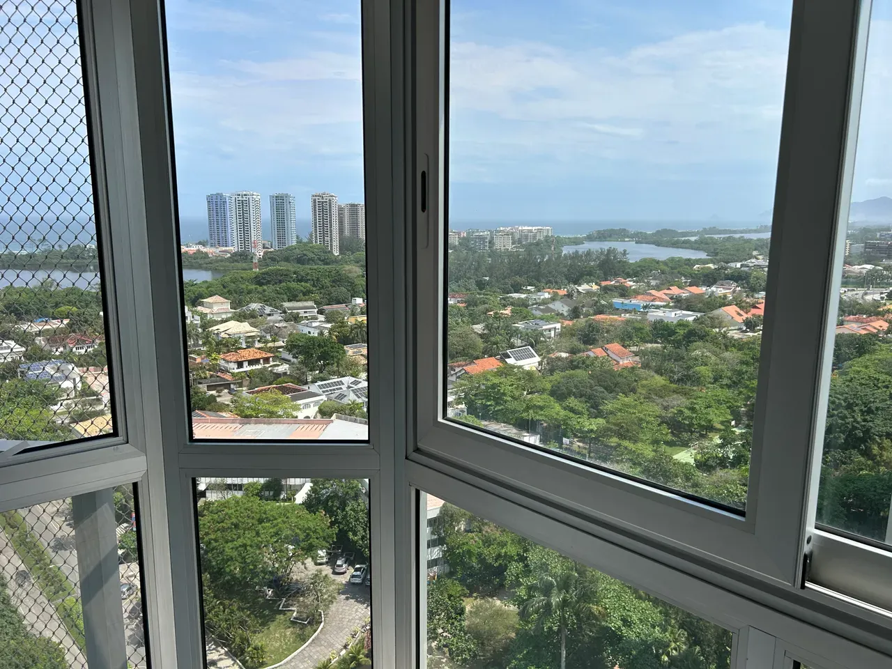 4-bedroom apartment with a water view