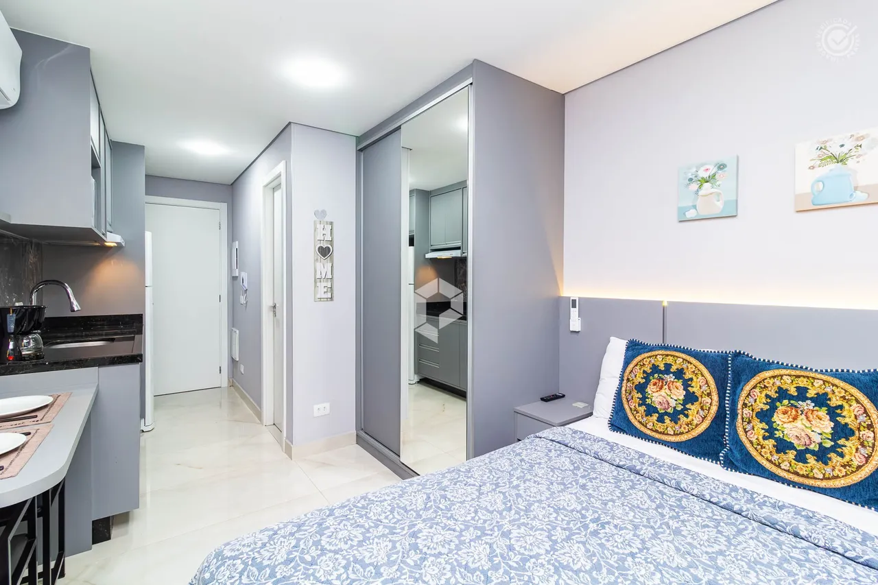 Furnished 1-bedroom apartment with open-plan kitchen — photo 19