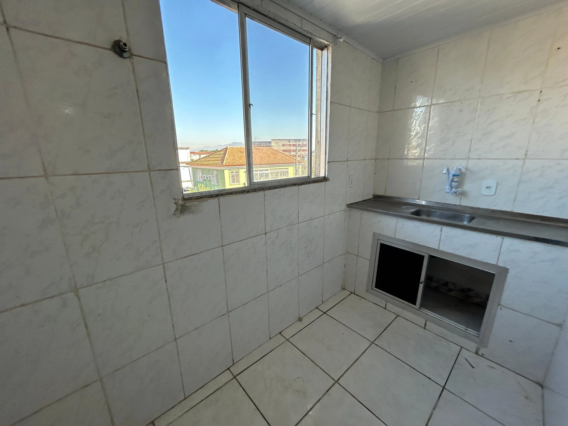 Apartamento com 2 quartos e banheiro com box de vidro