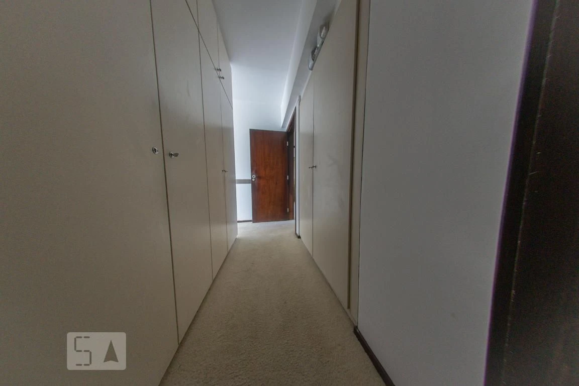 4-bedroom apartment with a walk-in closet — photo 36