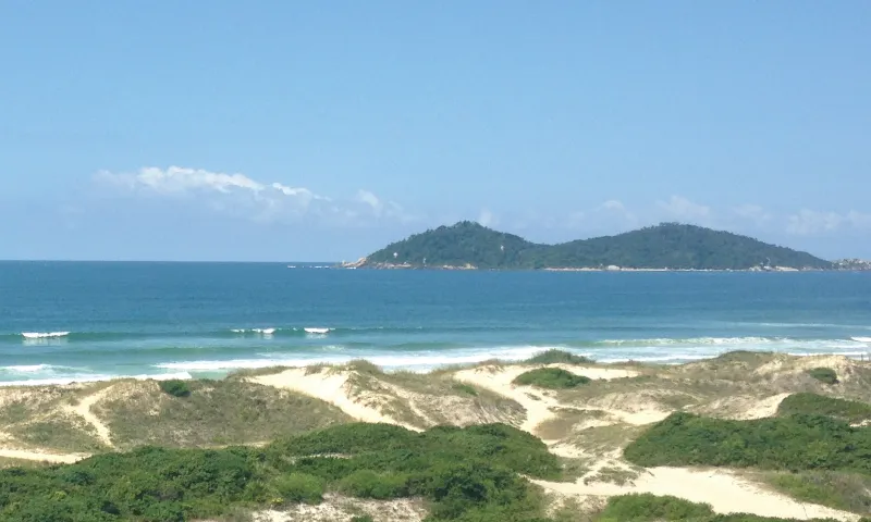 Estúdio mobiliado com vista para a água pela janela — photo 2