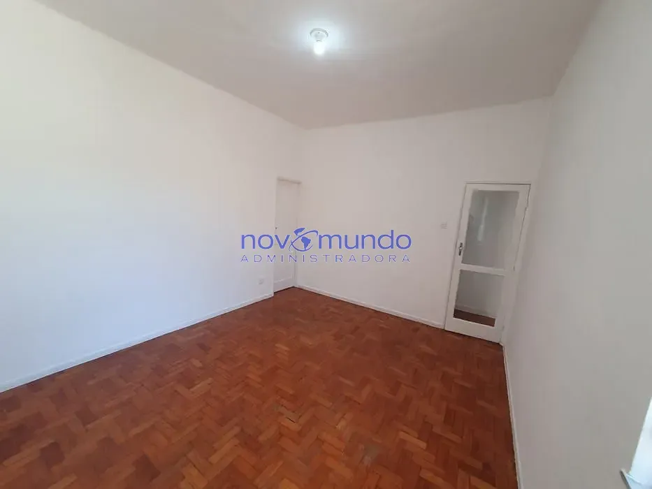 Apartamento com piso de madeira ou laminado, Pilares — photo 18