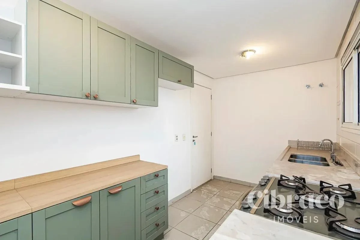 Balcony with a grill in a 4-bedroom apartment, 131 m² — photo 48