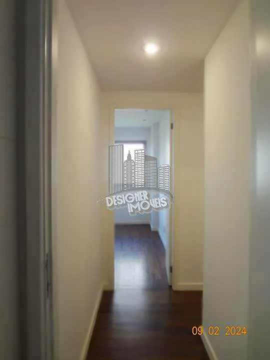 Balcony with a grill in a 3-bedroom apartment, 129 m² — photo 3