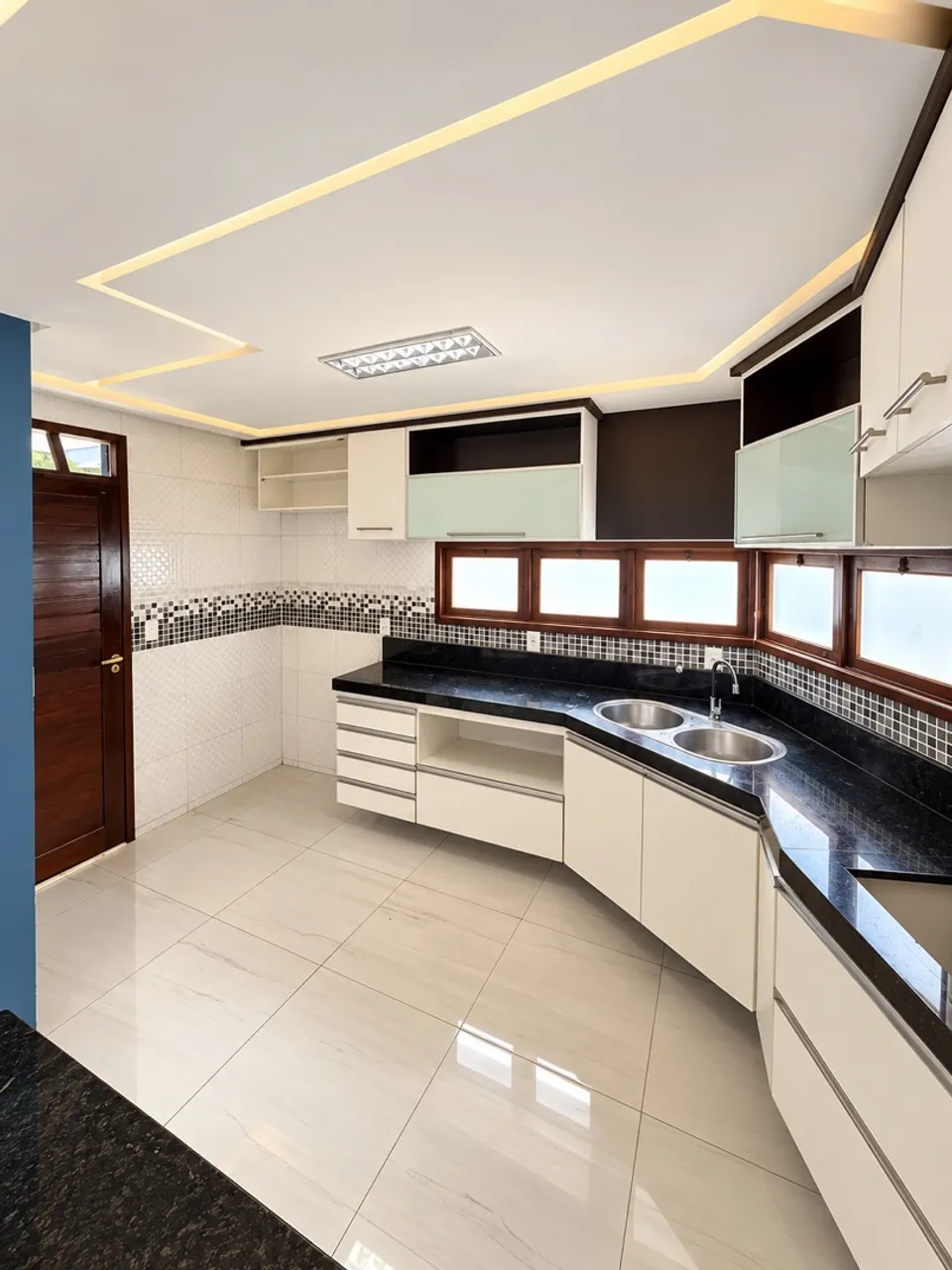 4-bedroom house, 380 m² — photo 2