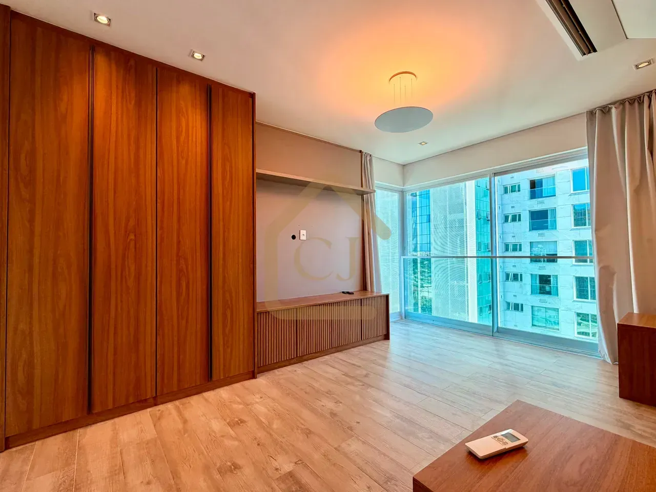 Unfurnished 3-bedroom apartment with 5 bathrooms and balcony — photo 3