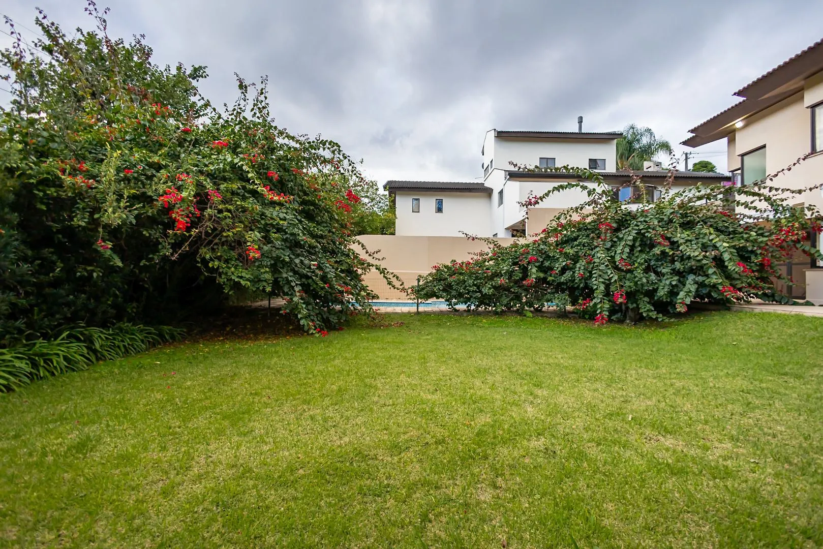 Rental house with 4 bedrooms and 5 bathrooms across 550 m² — photo 8