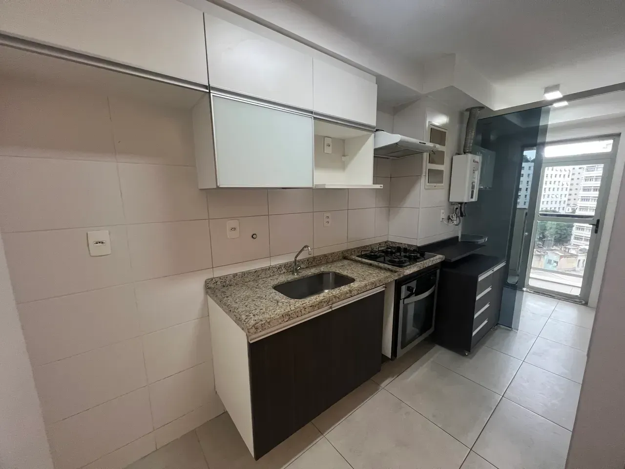 Unfurnished 2-bedroom apartment with built-in wardrobes — photo 2