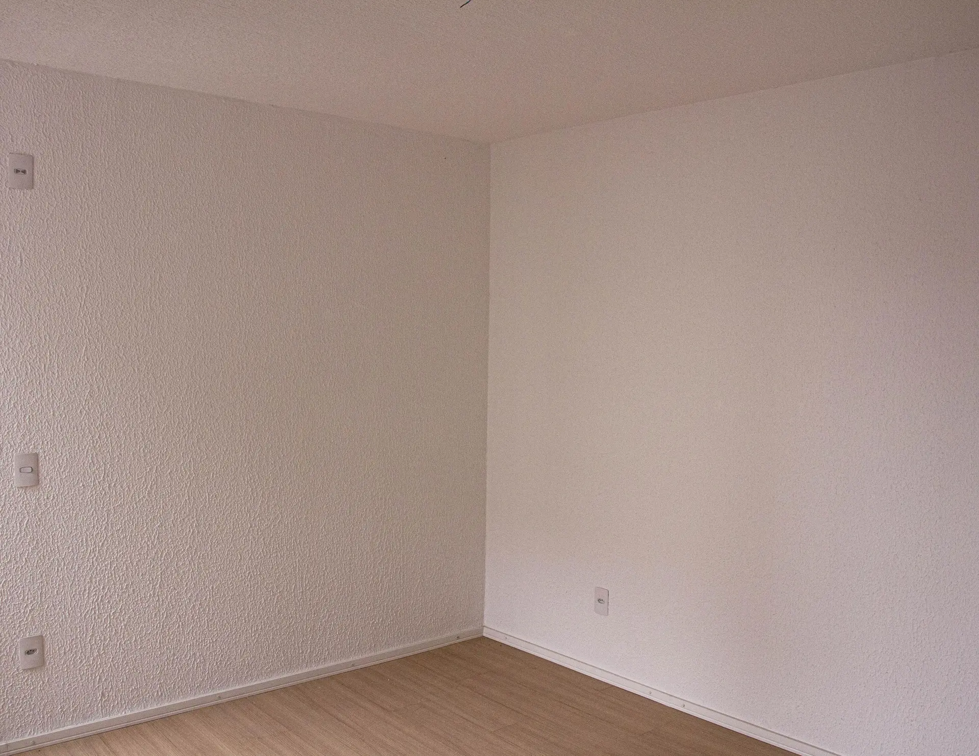 2-bedroom apartment with 1 bathroom and wood floors — photo 7
