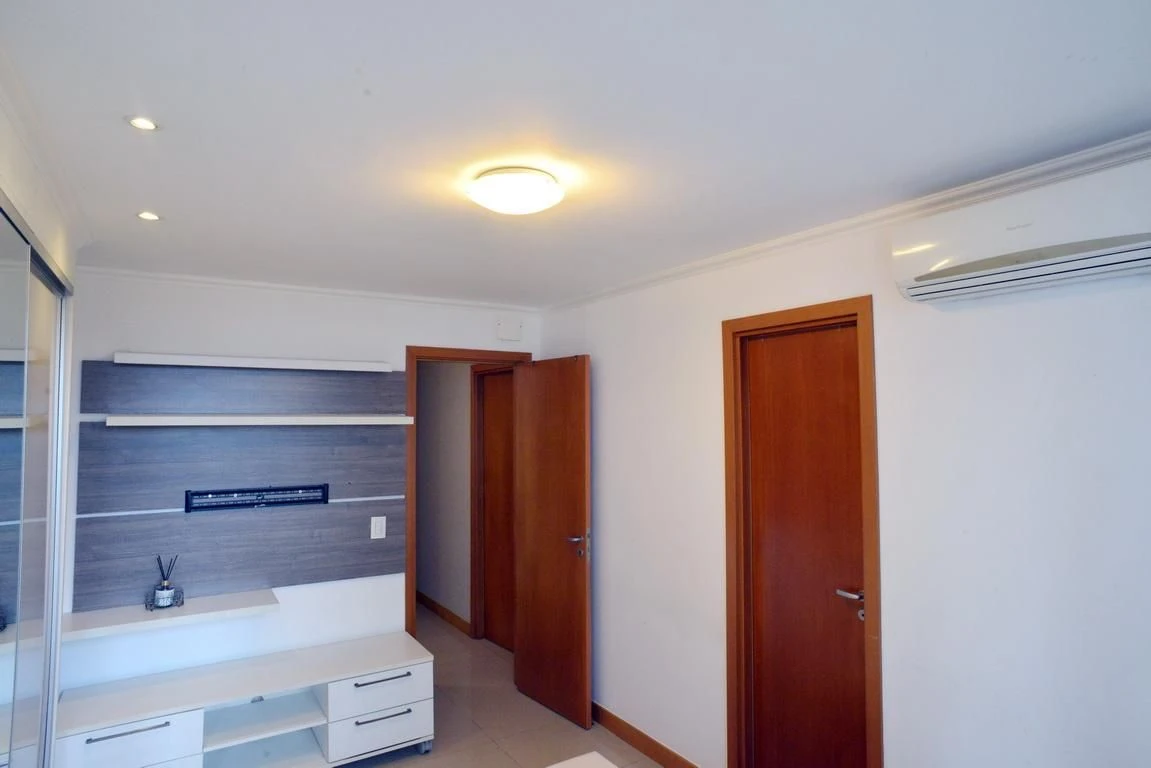 Jacuzzi in a 4-bedroom apartment, 233 m² — photo 5