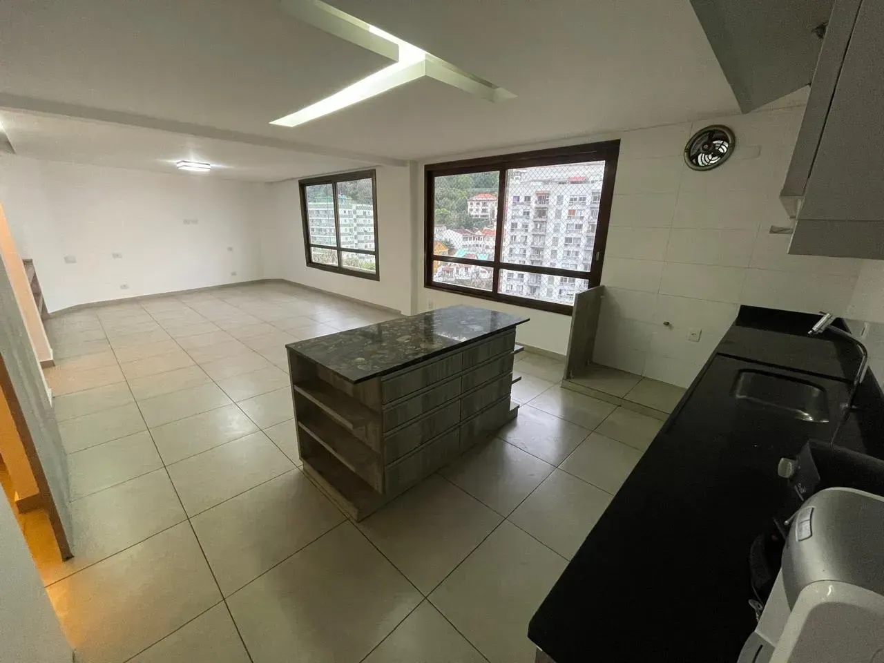 Casa triplex com 4 quartos, 2 banheiros e vaga — photo 2