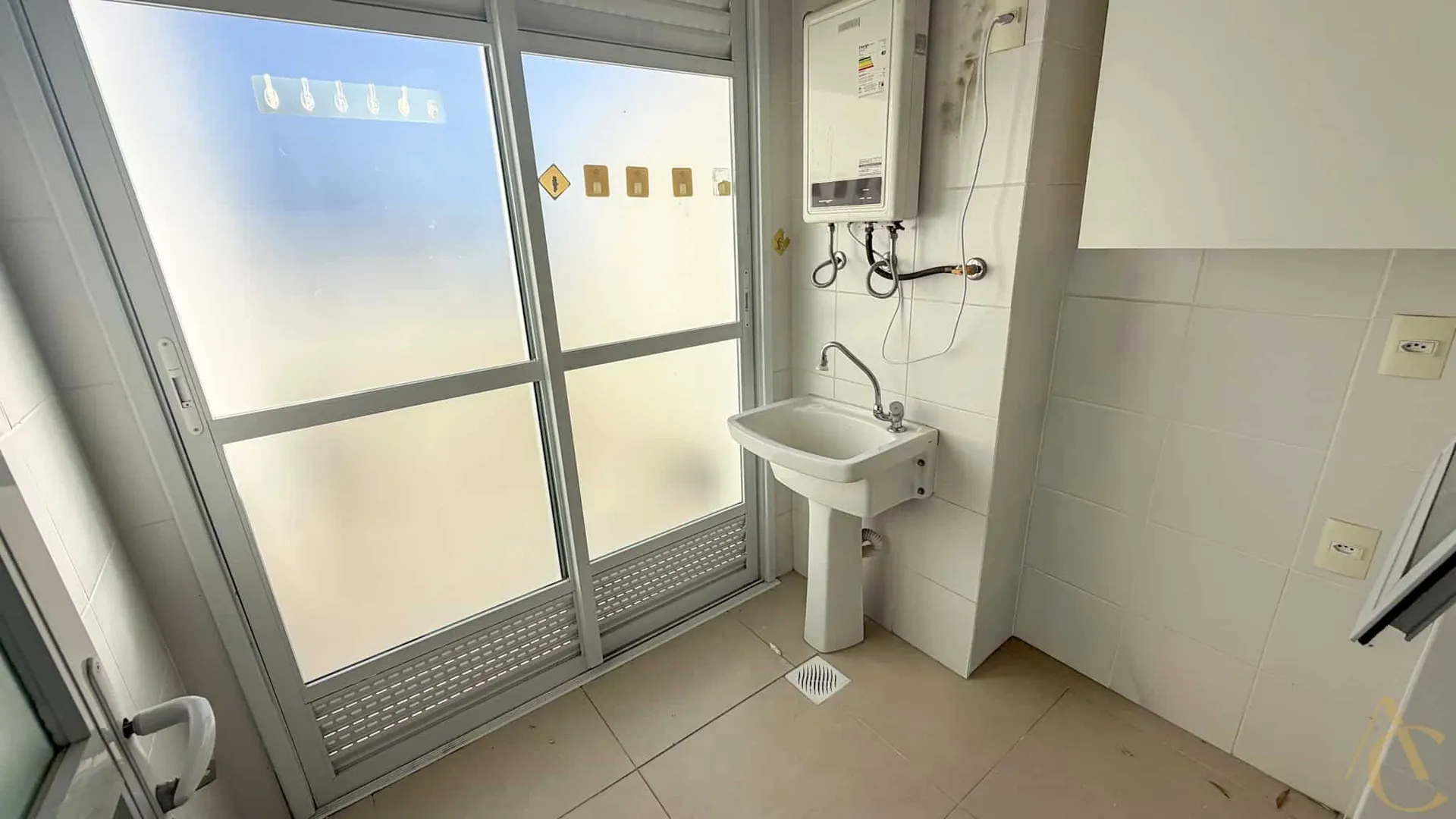 Furnished apartment with 3 en-suite bedrooms — photo 20