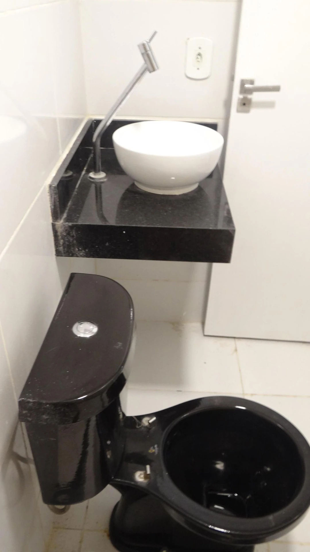 Casa de 384 m² com janelas do piso ao teto e varanda gourmet — photo 58