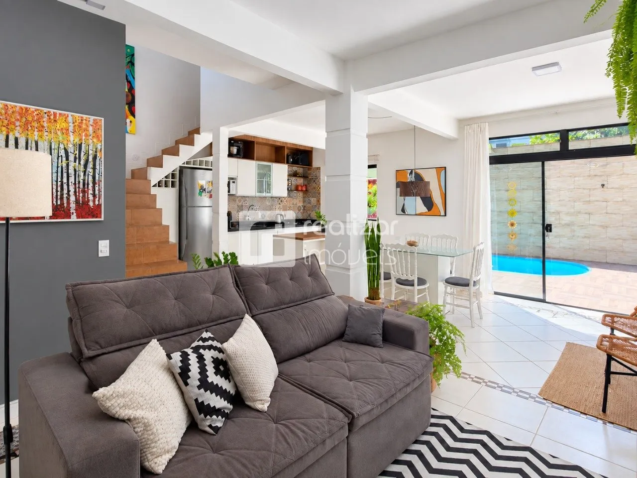 Balcony with a grill in a 5-bedroom house, 204 m² — photo 10
