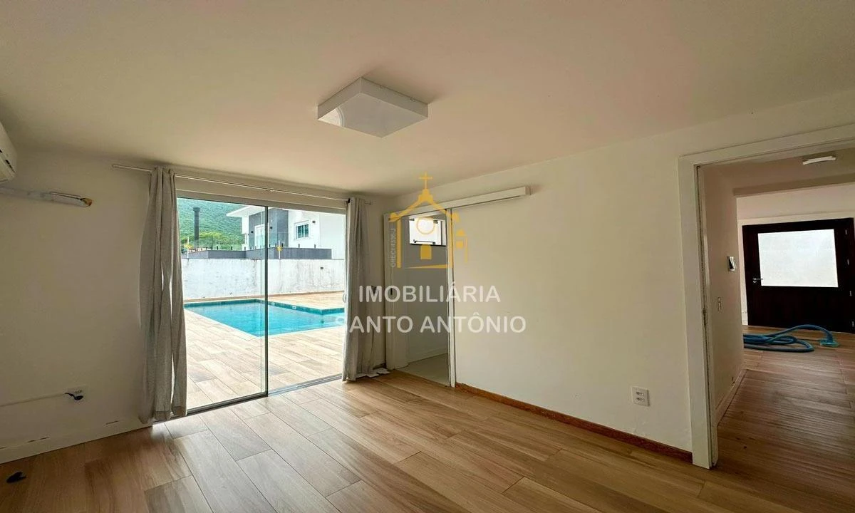 Glass-enclosed balcony in a 3-bedroom house, 300 m² — photo 25