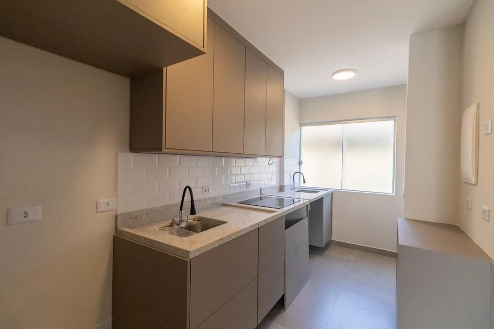 2-bedroom apartment with wood or laminate floors in Curitiba — photo 2