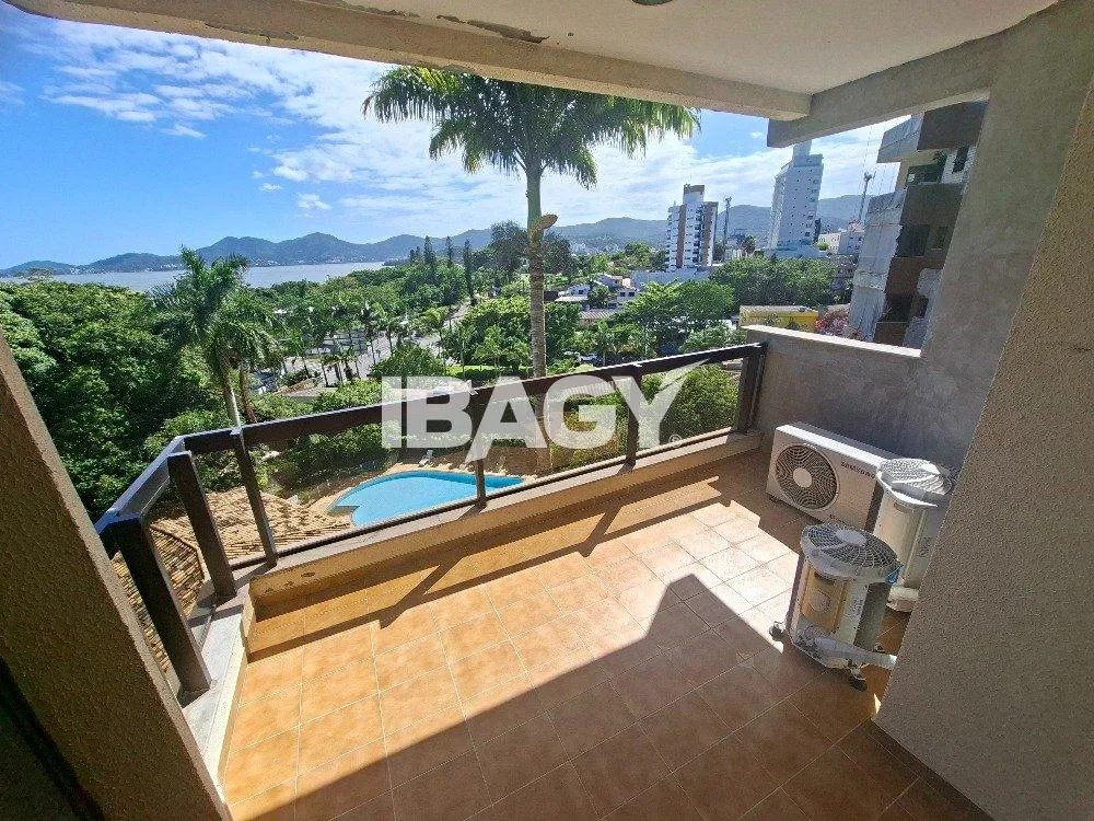 302 m² apartment with a water view and a bathtub — photo 4
