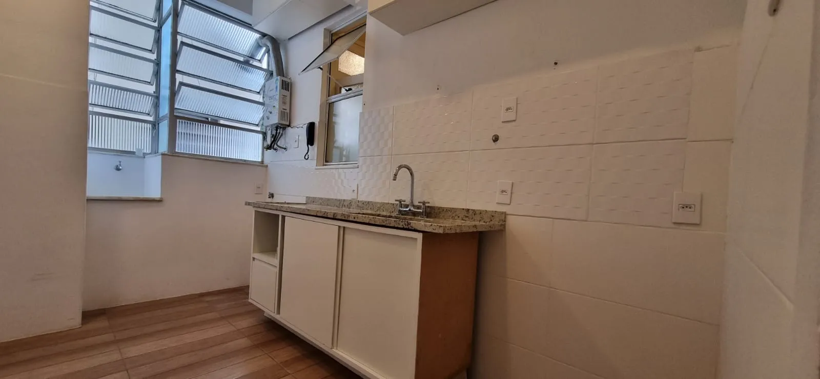Wood or laminate floors in a one-bedroom apartment, 53 m² — photo 2